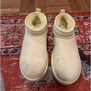 UGGS- Yellow